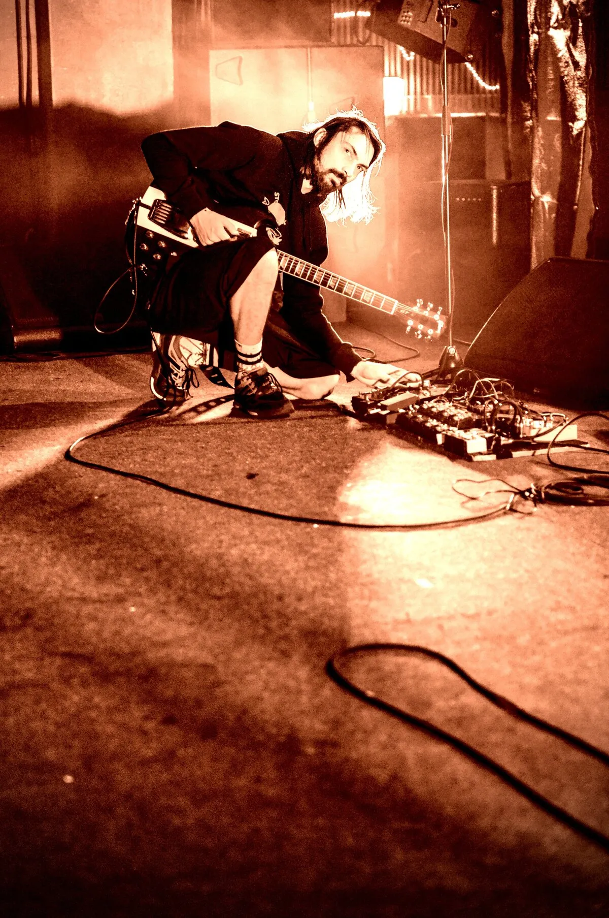 preparing guitar